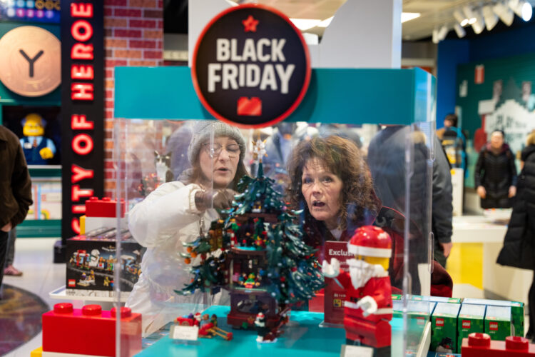 U.S. Retailers Pin Holiday Hopes on Black Friday Foot Traffic as Consumer Confidence Wavers